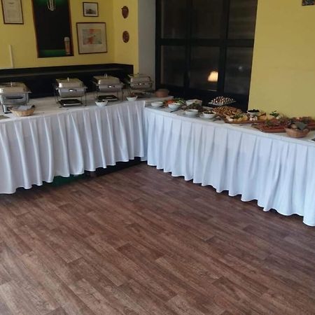 فندق ريستوريس-بنزيون يو بيلوتا Kněževes المظهر الخارجي الصورة