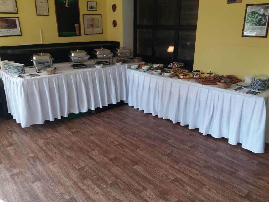 فندق ريستوريس-بنزيون يو بيلوتا Kněževes المظهر الخارجي الصورة